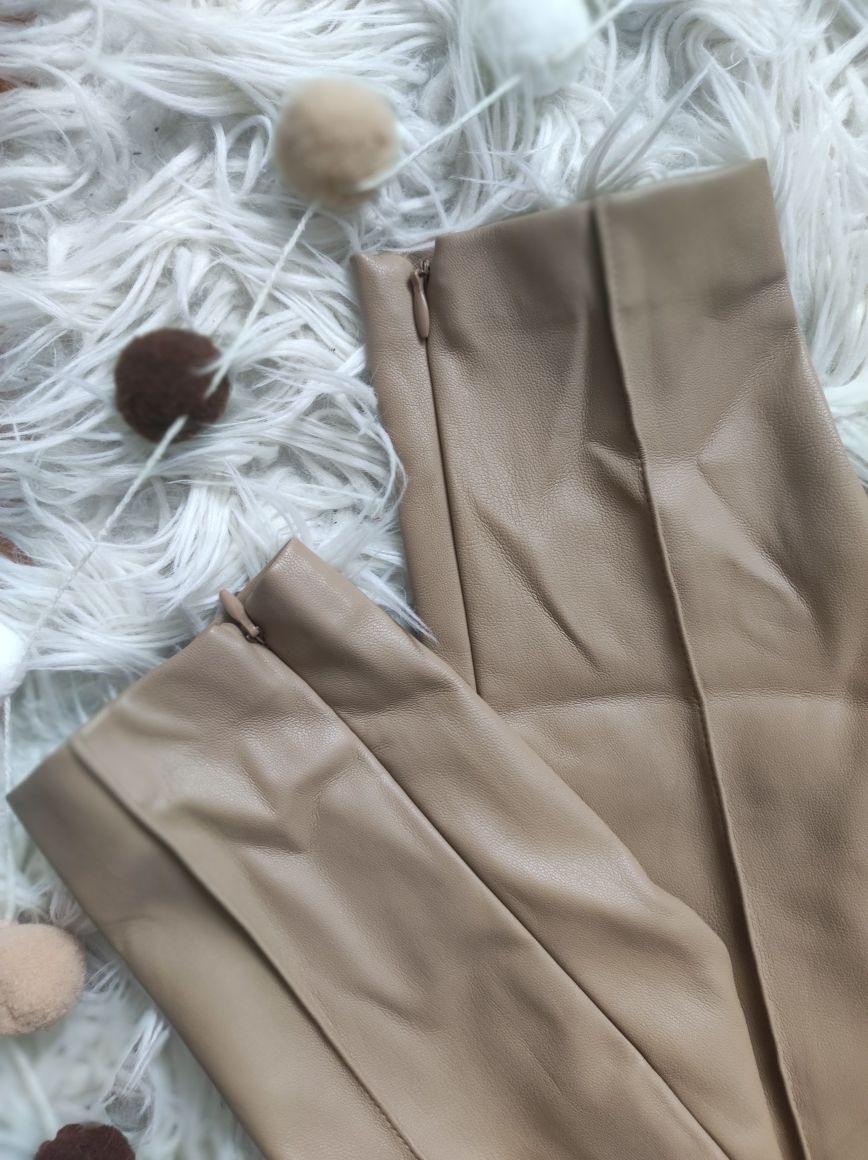 Beżowe spodnie legginsy rurki ekoskóra wysoki stan Zara 34