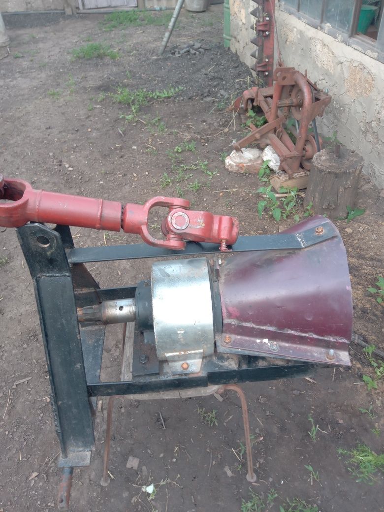 Продається шнековий подрібнювач гілок та сівалка на вісім рядків
