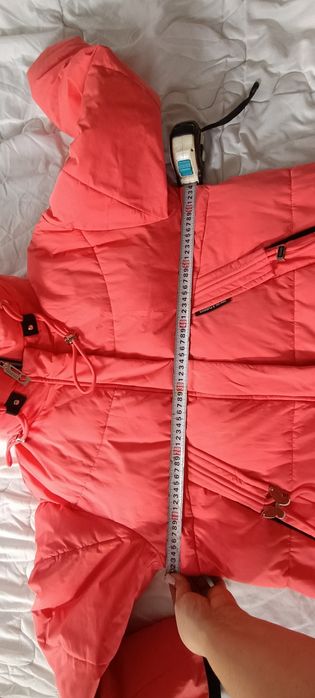 Помаранчевий жіночий пуховик