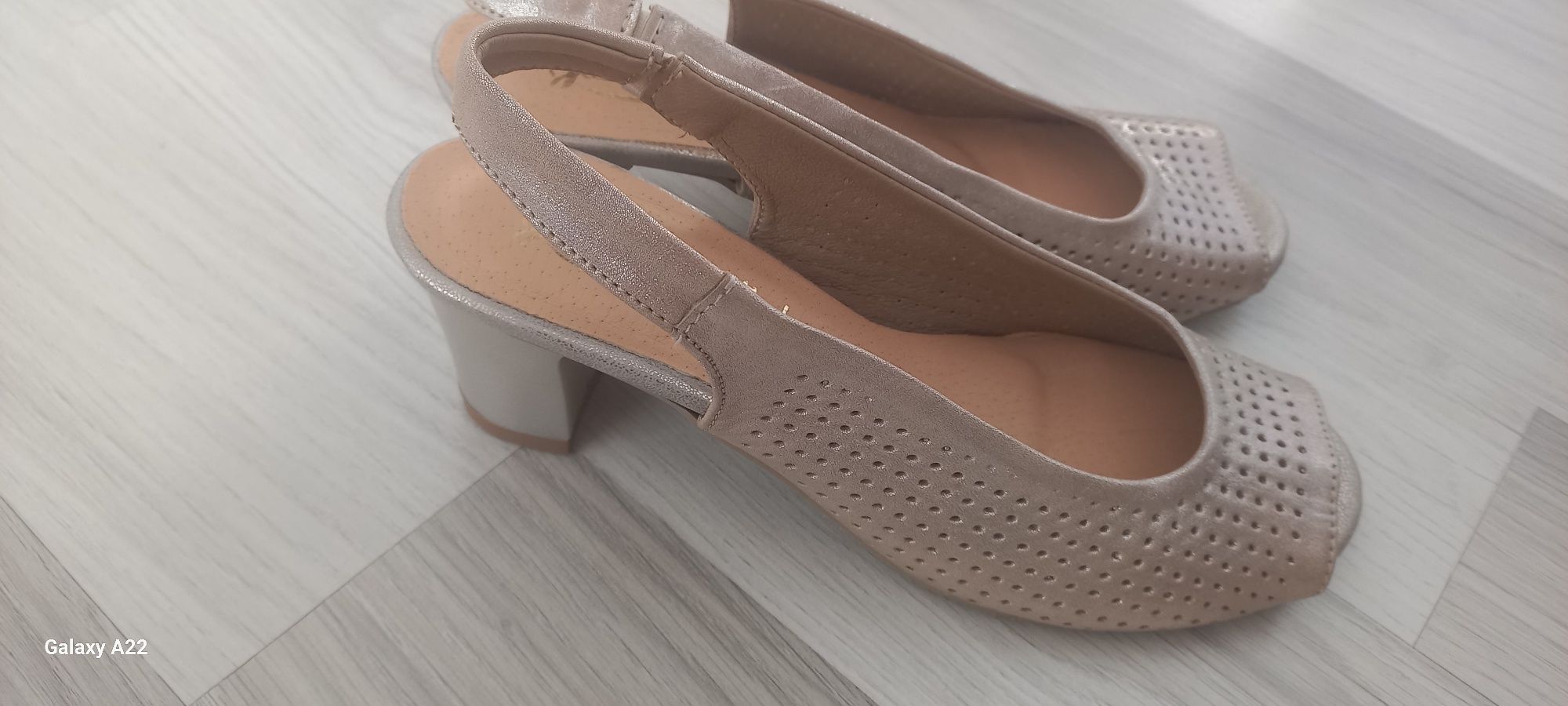 Buty damskie letnie na obcasie perłowe Jaromin nowe bez metki