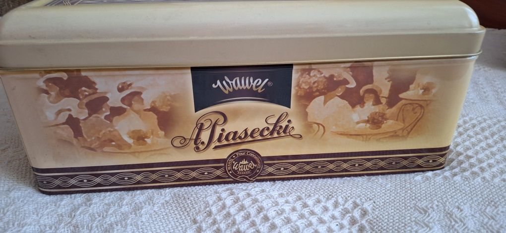 Duża puszka, pojemnik metalowy.