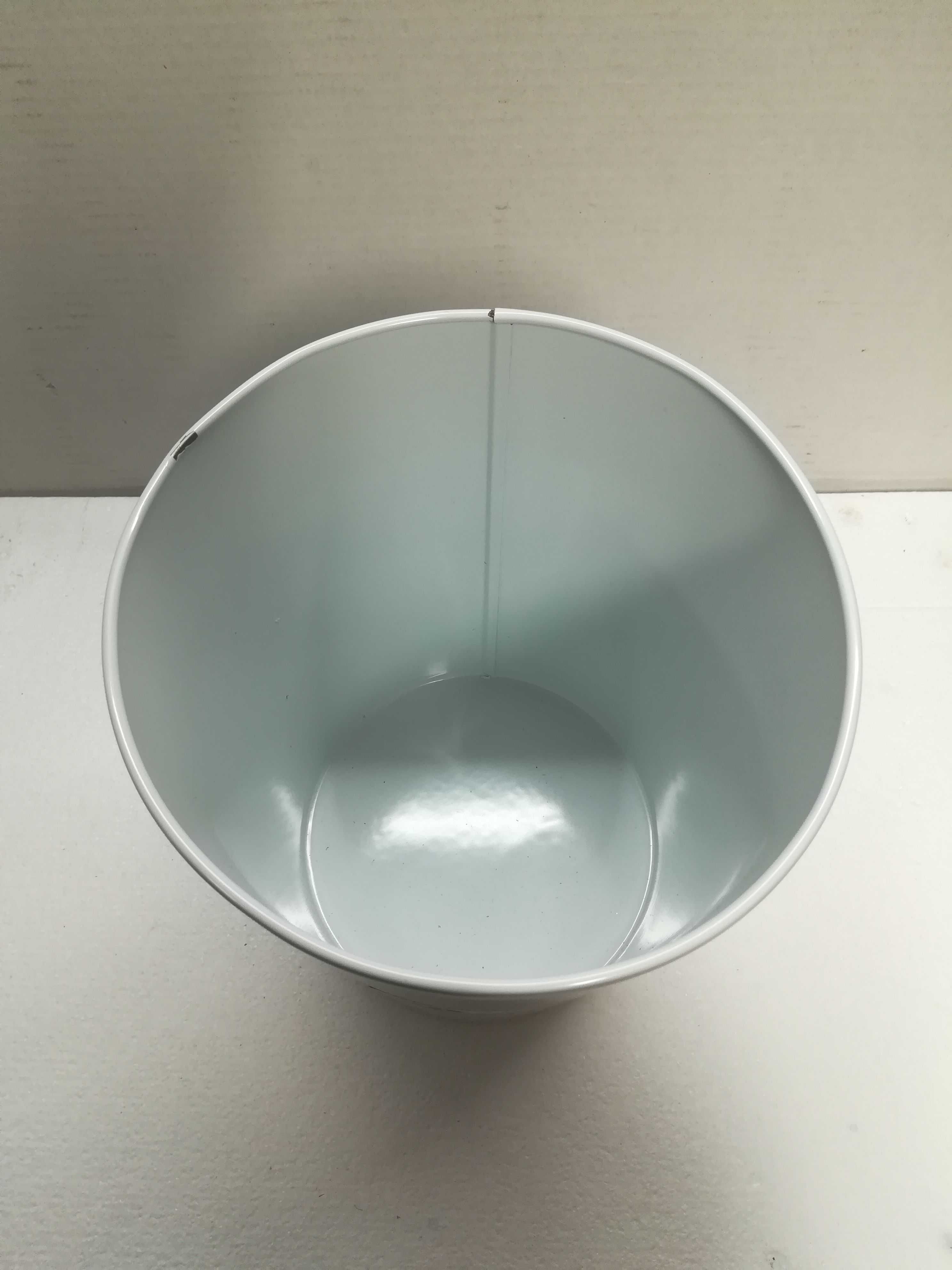 mDesign Mały kosz na śmieci Poj. 6L Metalowy Do łazienki, biura Biały