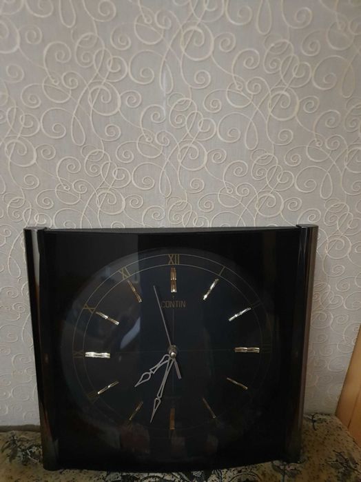 Продам часы настенные черные б\у.