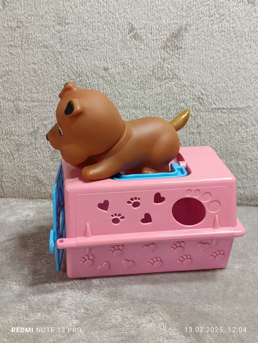 Piesek w klatce w nosidełku