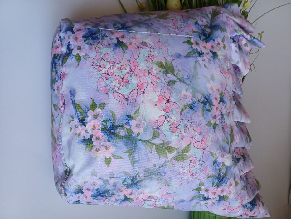 Niebieski organizer z falbanką w kolorowe kwiaty do torebki O Bag Mini