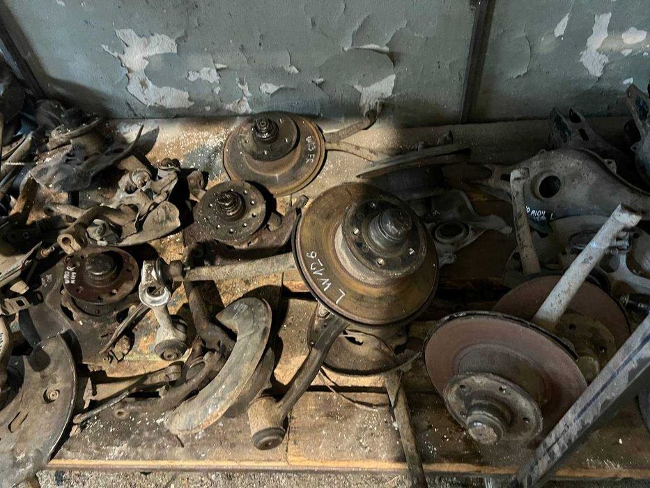 Передні та задні ступиці, кулаки, цапфи Mercedes Benz