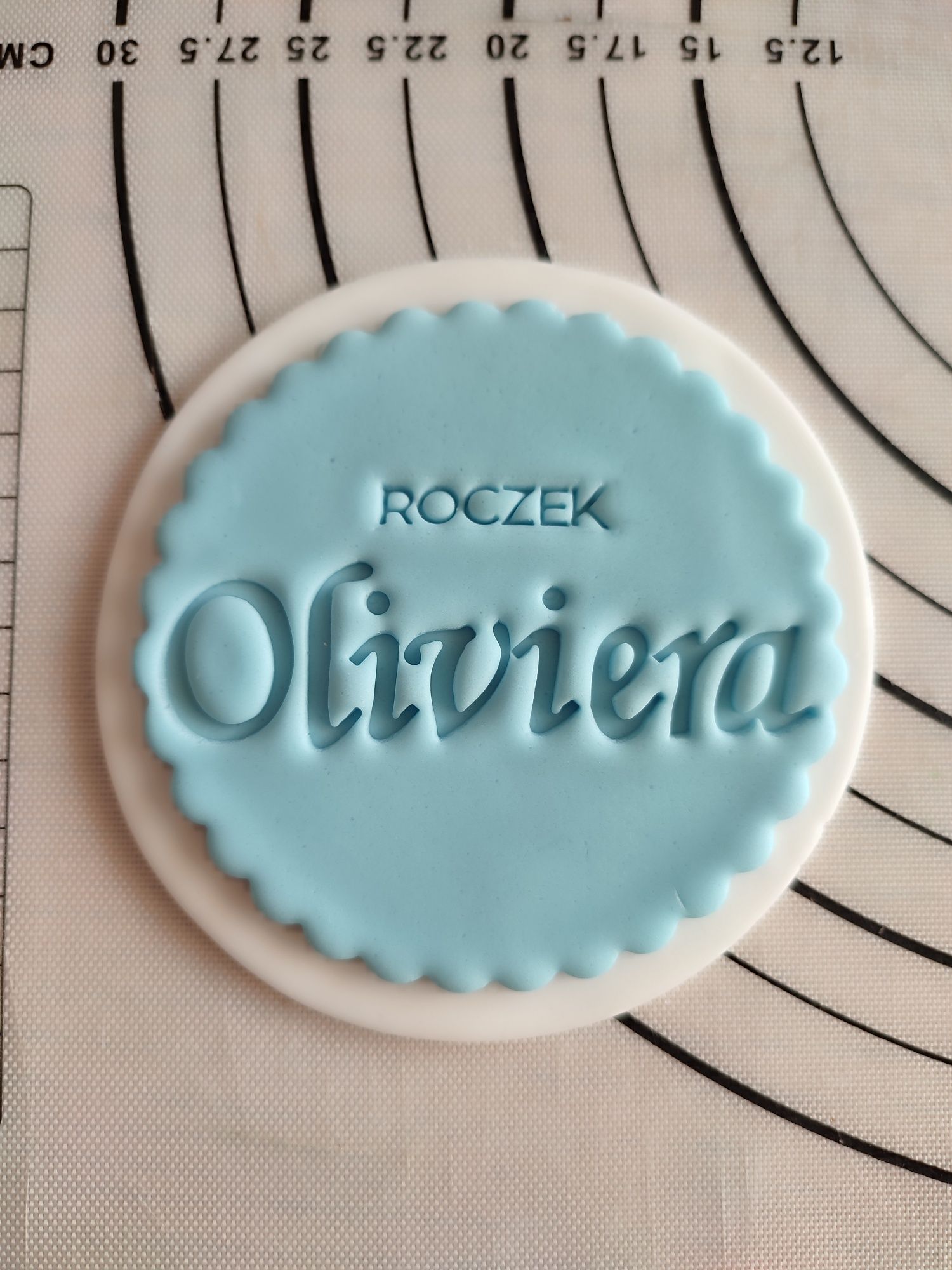 Tabliczka z imieniem z masy cukrowej dekoracja na tort