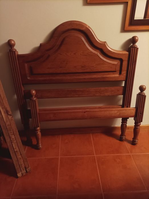 Cama dsolteiro restaurada em madeira   castanho com estrado e colchão