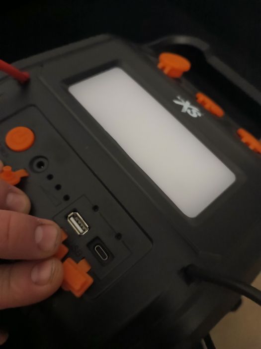 Auto. Starter prostownik latarka ładowarka