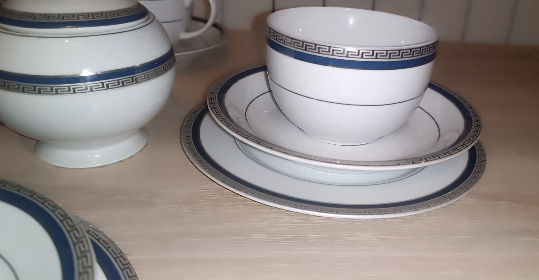 Porcelanowy komplet filiżanek ze spodkami.