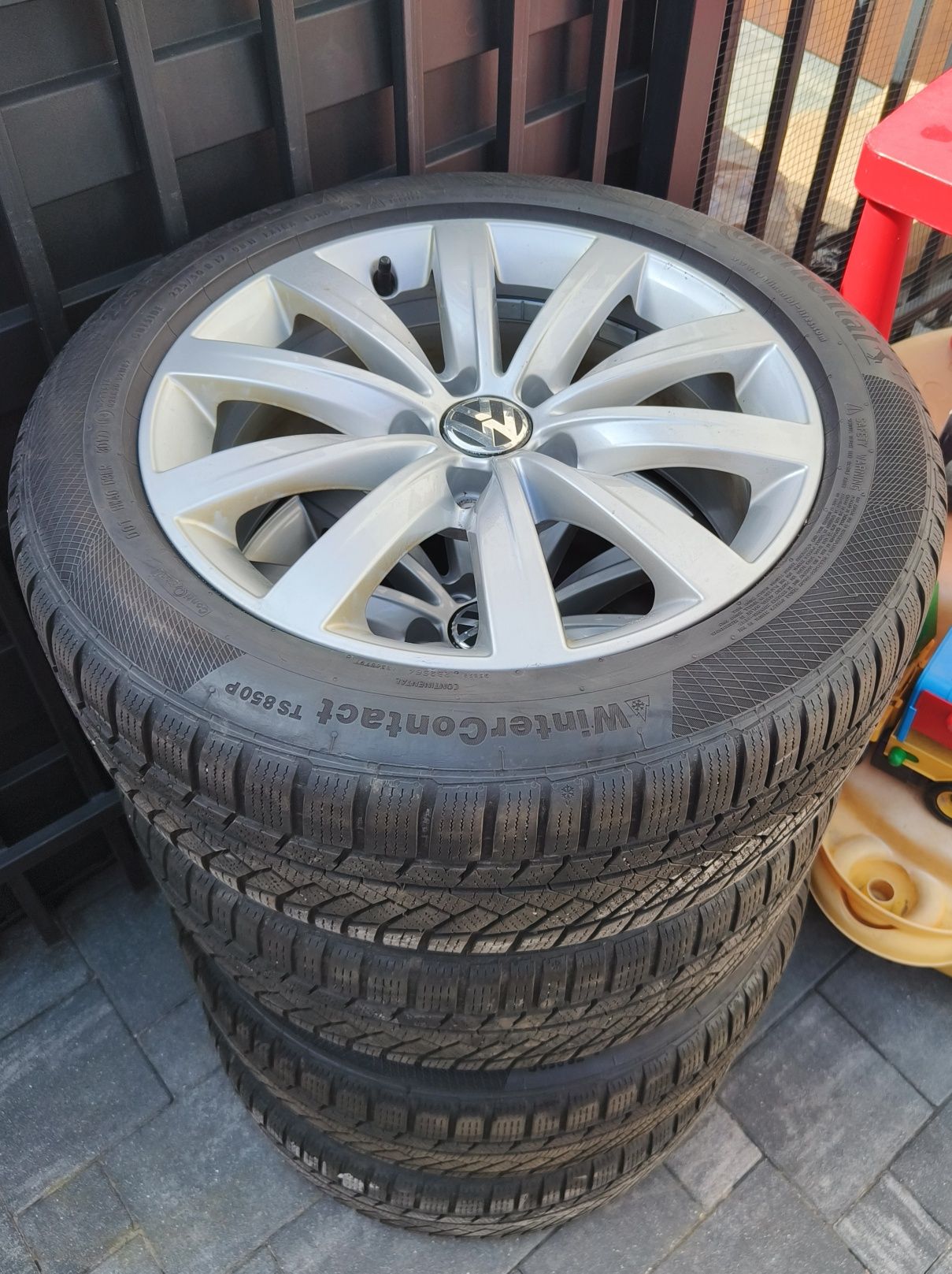 4 sztuki Opony zimowe Continental 225/50 R17 98H EXTRA LOAD