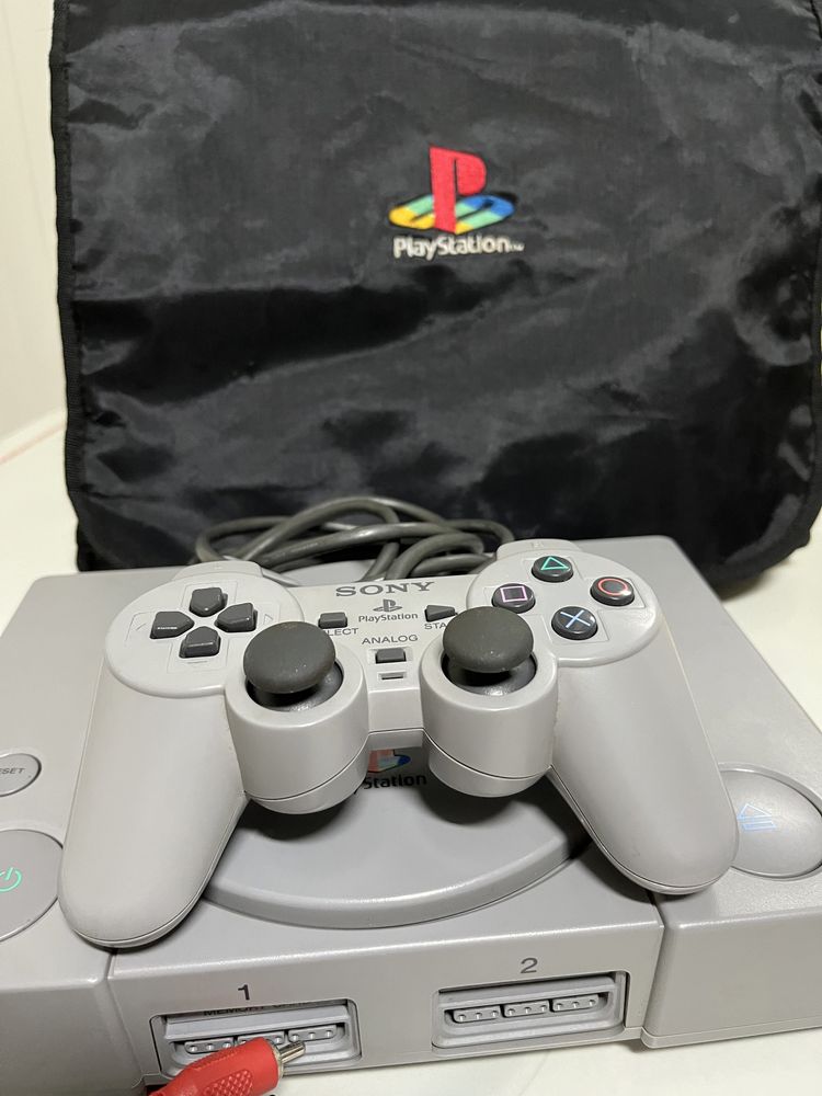 PlayStation Clássico a funcionar com comando e bolsa