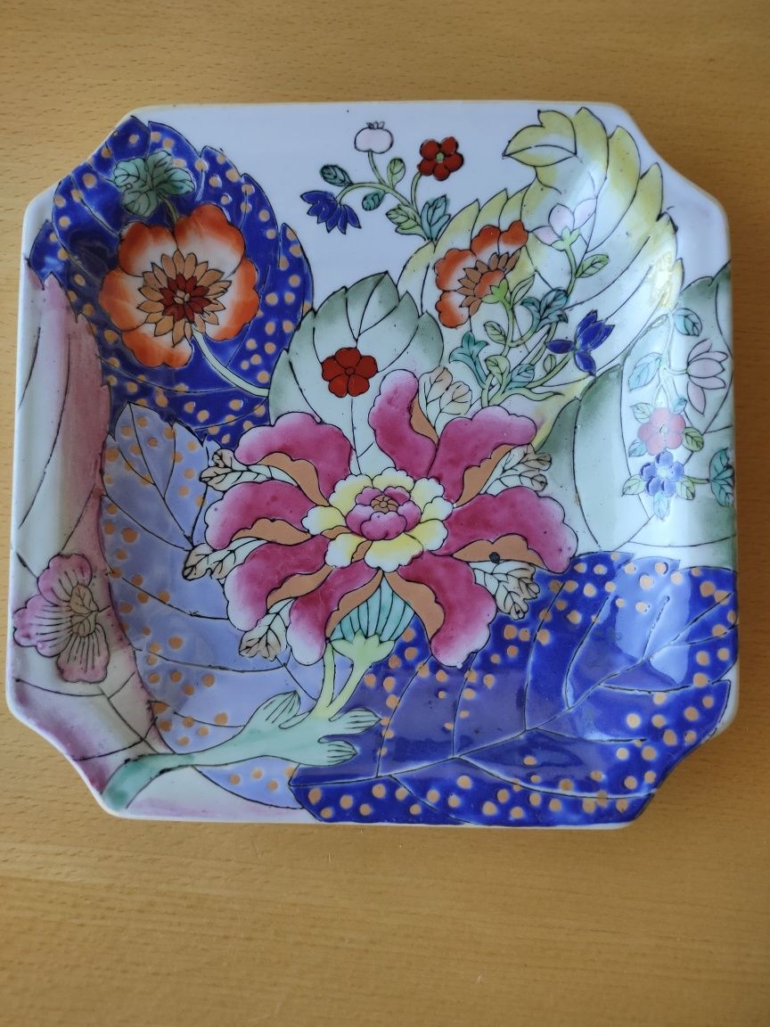 Conjunto de pratos decorativos.