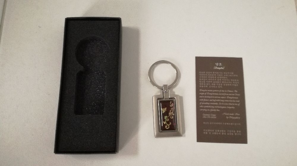 Nowy, oryginalny, ręcznie robiony brelok zakupiony w galerii w Korei