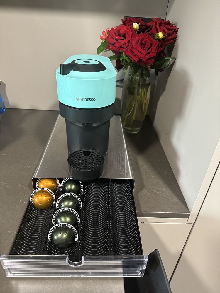 Máquina Nespresso Vertuo com gaveta para cápsulas