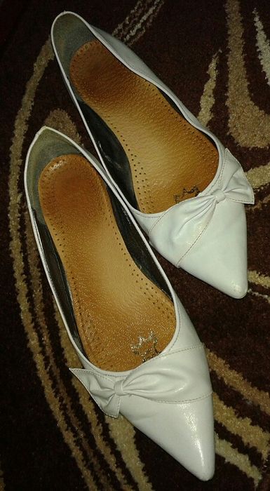 Białe - Eleganckie Czółenka Z Kokardą Rozm. 41 - W Dobrym Stanie