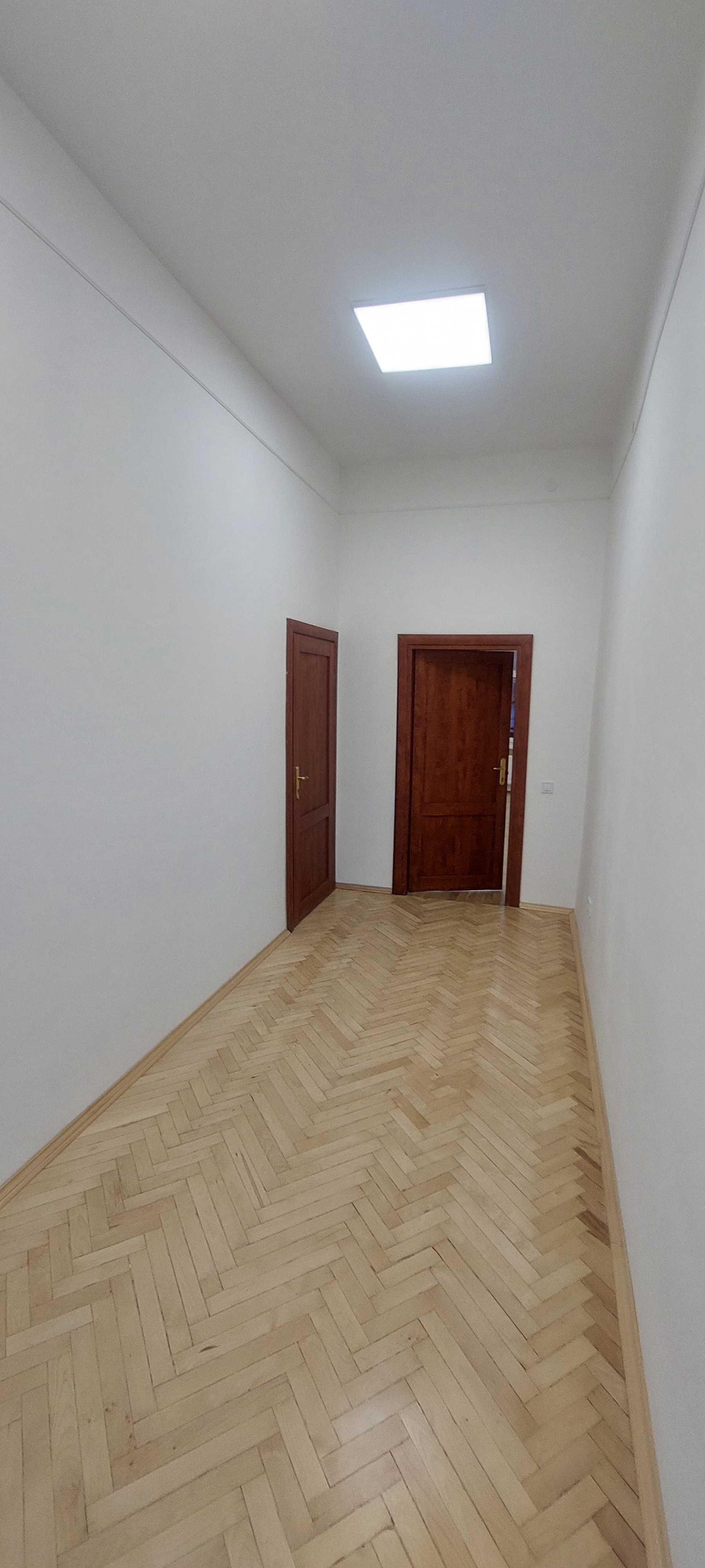 Нежитлова будівля в оренду в центрі Львова на 14 кабінетів, 488,7 м2.