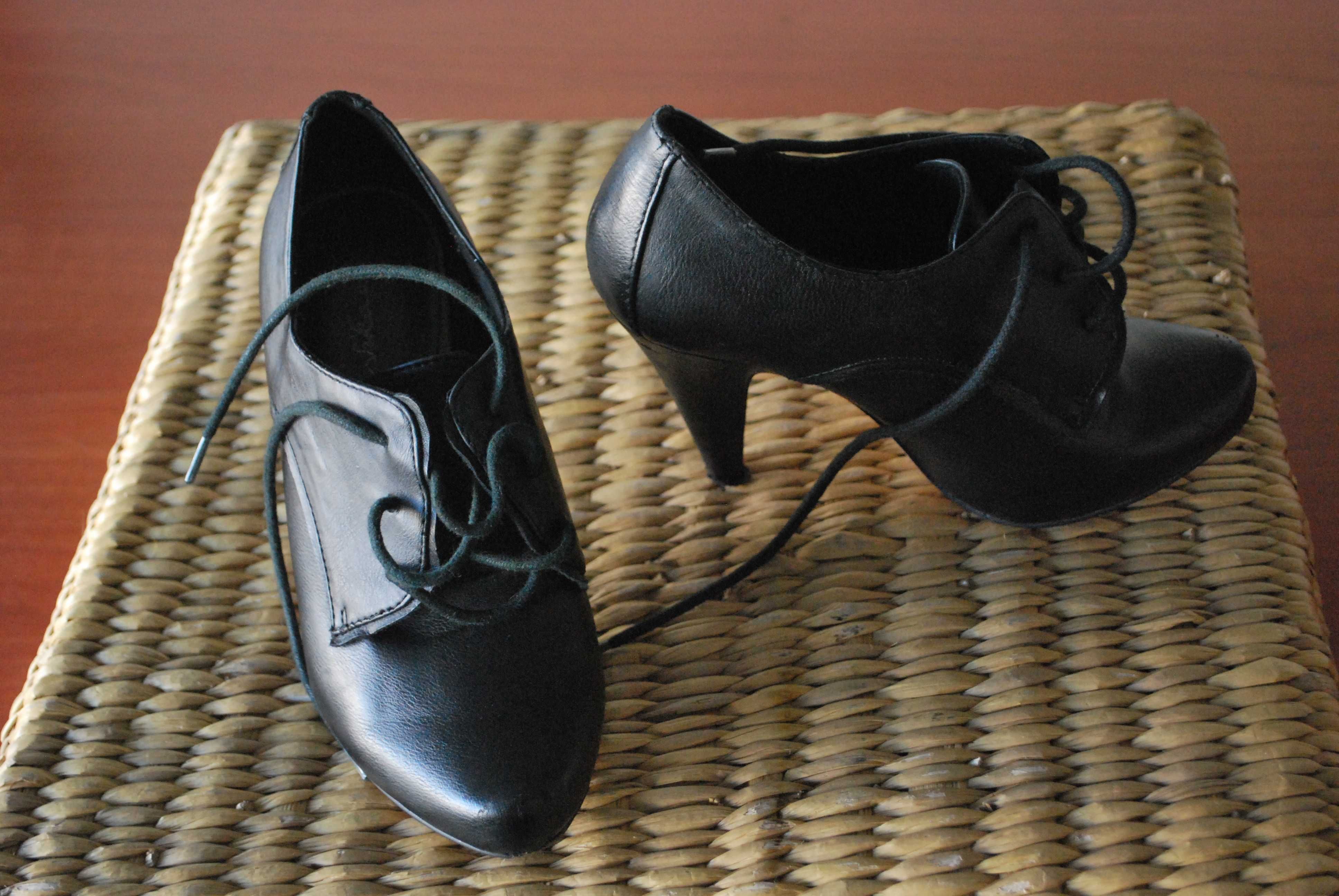 Sapatos Pretos em Pele n.º 36 marca Bershka Shoes