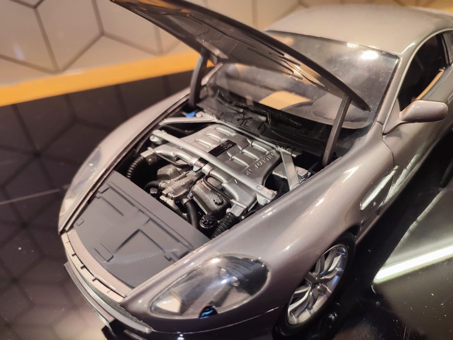 Minichamps 1 18 Aston Martin db9 coupe