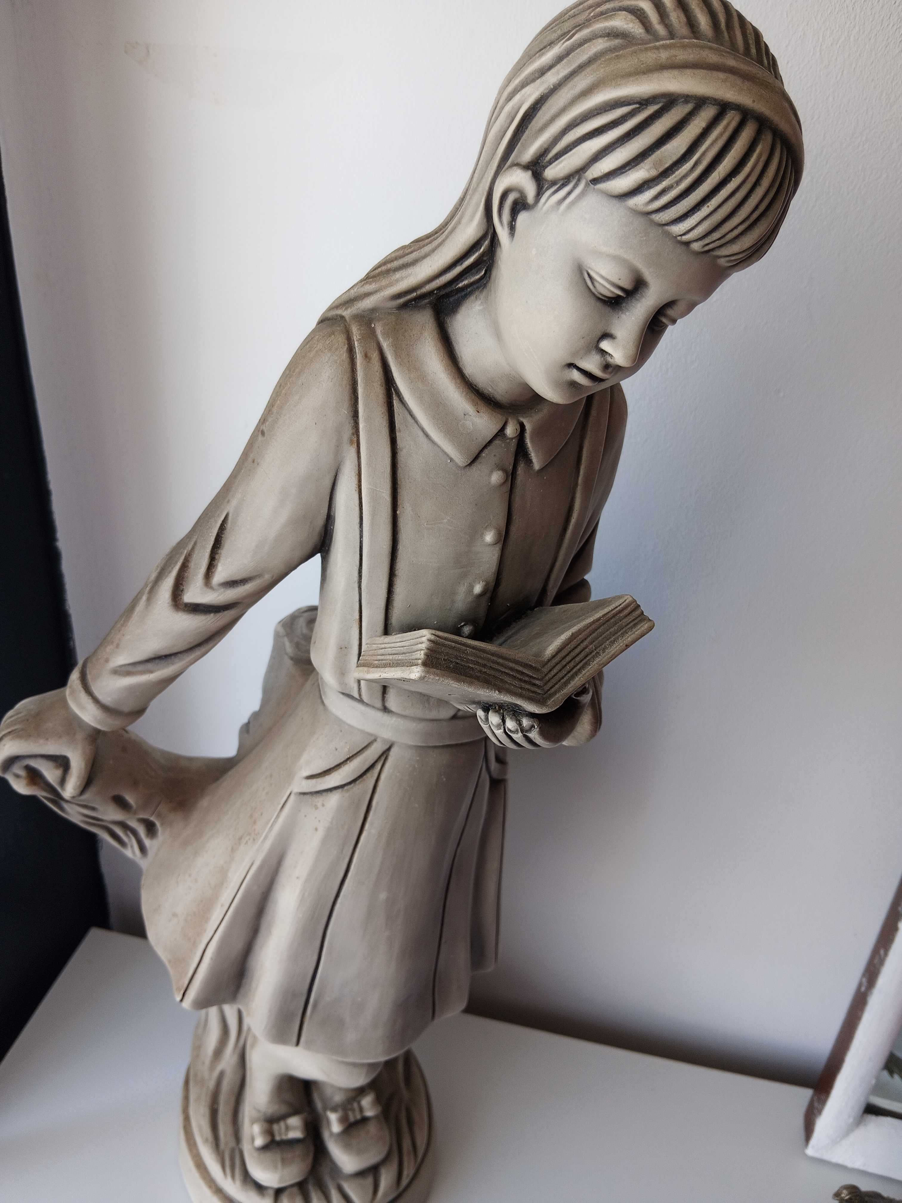 Menina colégio leitura 50cm, 2,2Kg