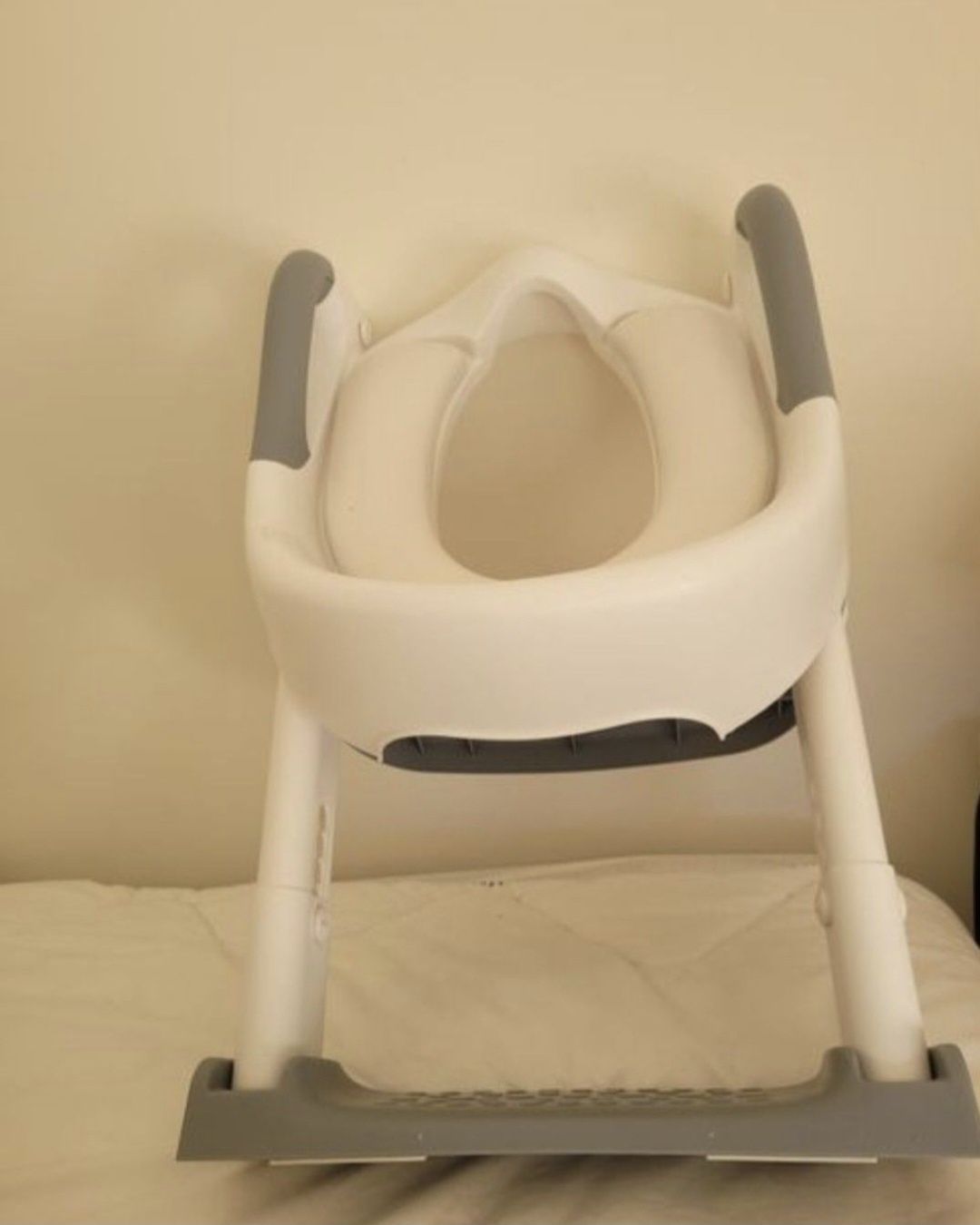 Adaptador redutor de WC para crianças com escada.