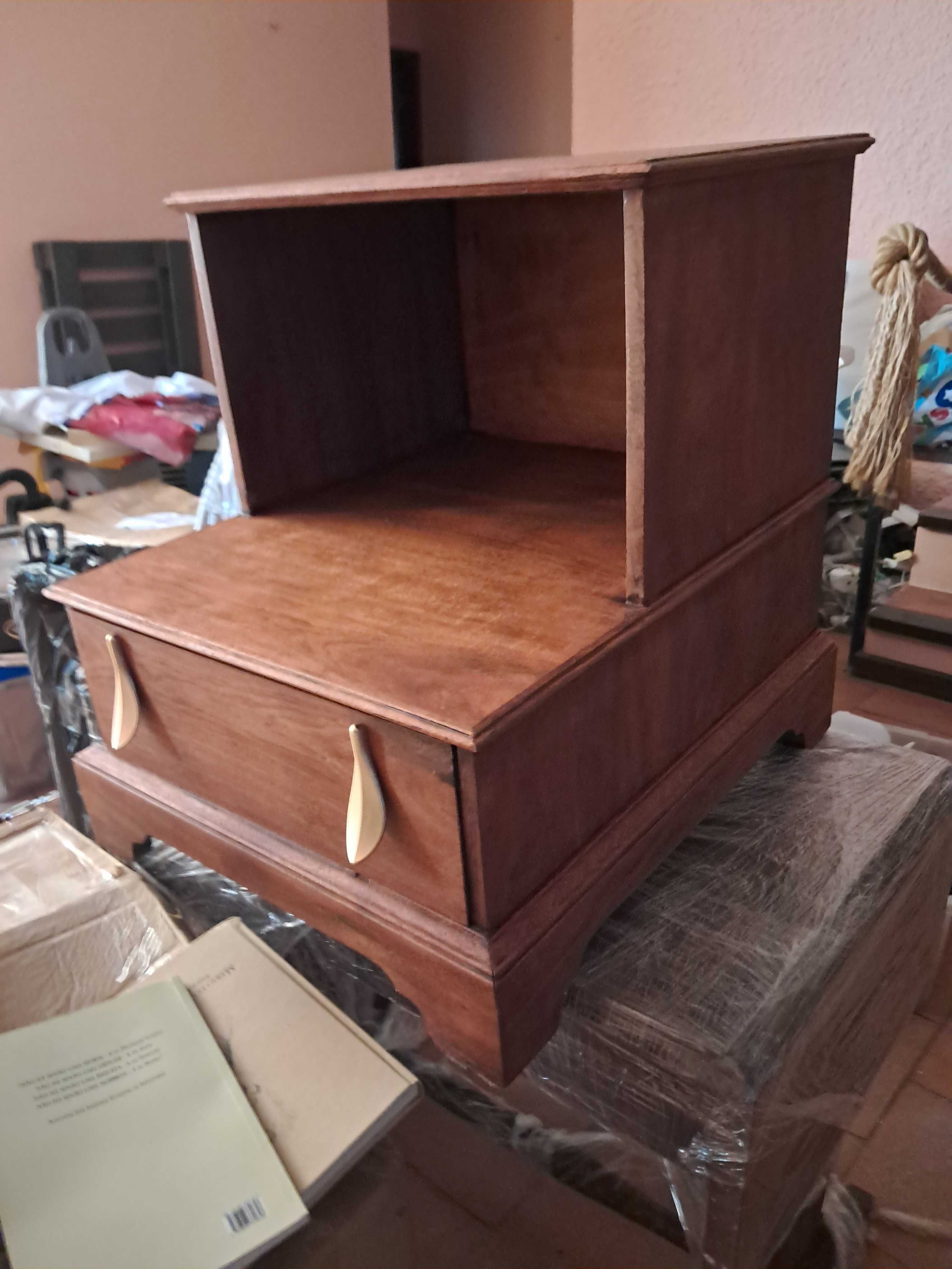 mesa de apoio ou de cabeceira em degrau