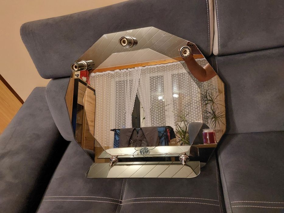 Lustro łazienkowe z półką .