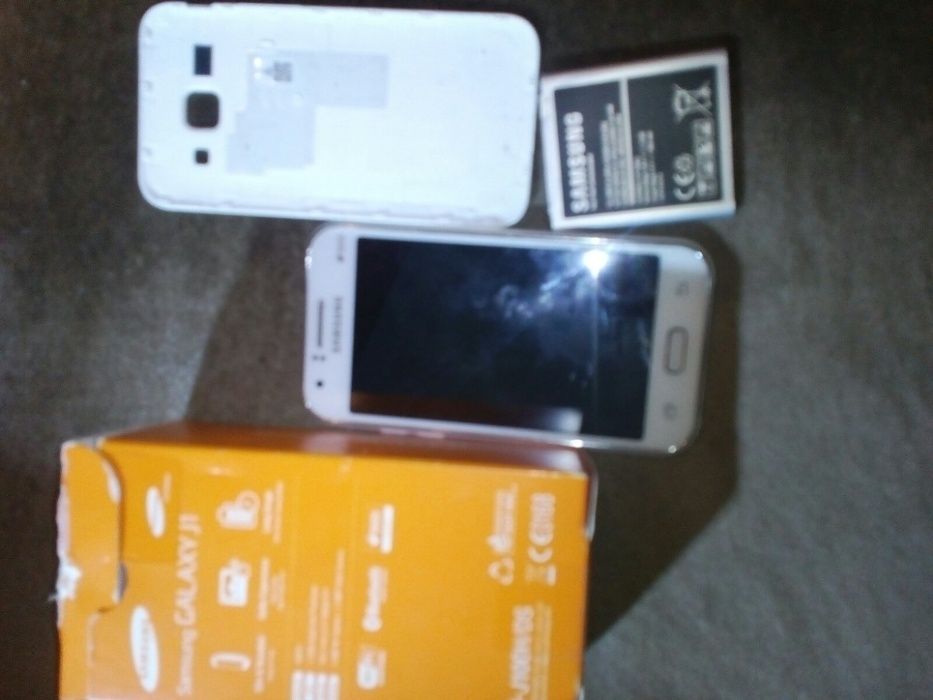 смартфон Samsung j1 белый