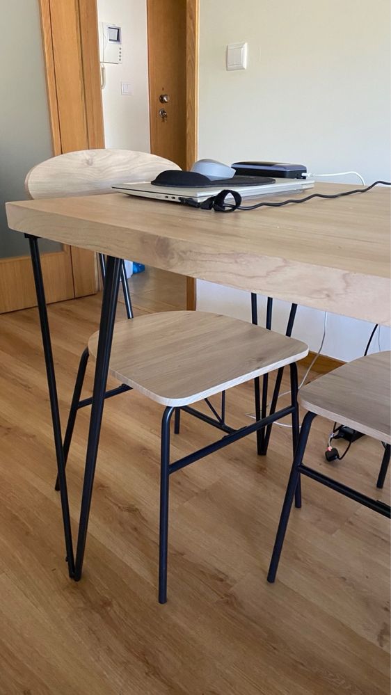 Mesa de cozinha com 4 cadeiras (bem nova]