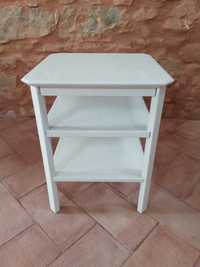 Pequena mesa de apoio em madeira branca - small table in white wood