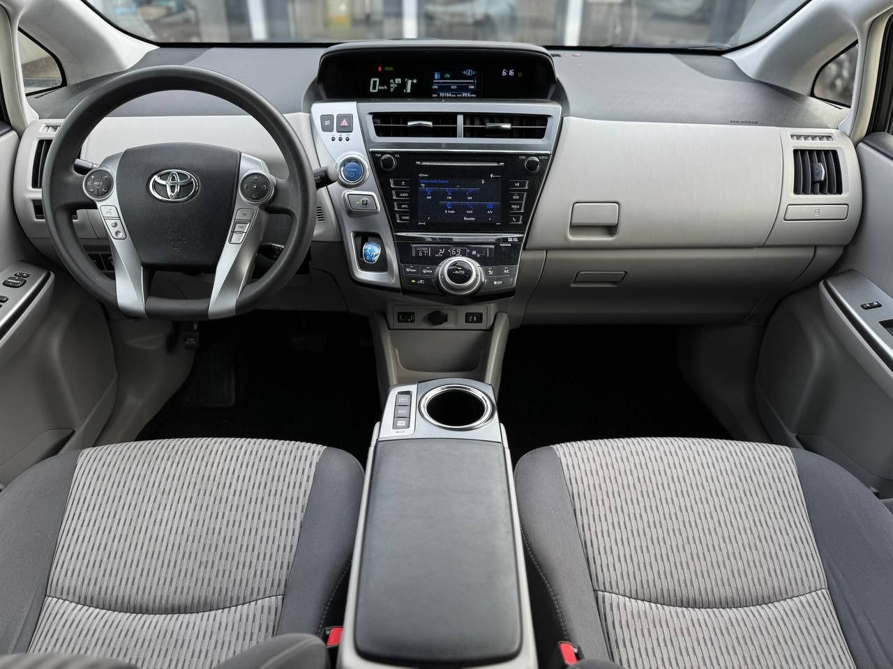 Toyota Prius V 2016 року, 1.8 гібрид, автомат, передній привід, 113т.к