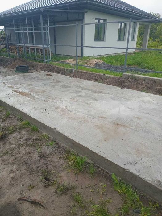 Бригада виконує будівельні  роботи.
Бетонні роботи: фундаменти, паркан