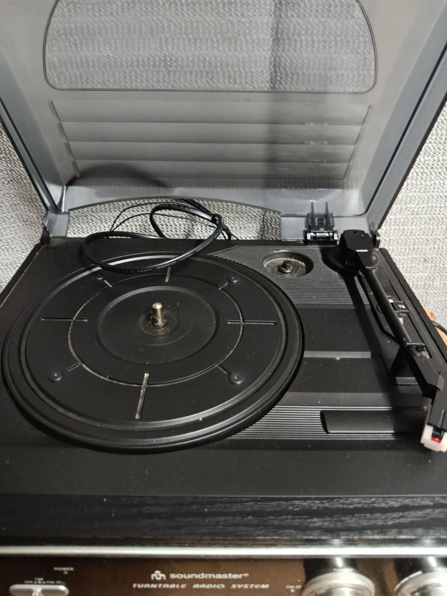 Gramofon z radiem i glosnikami Soundmaster