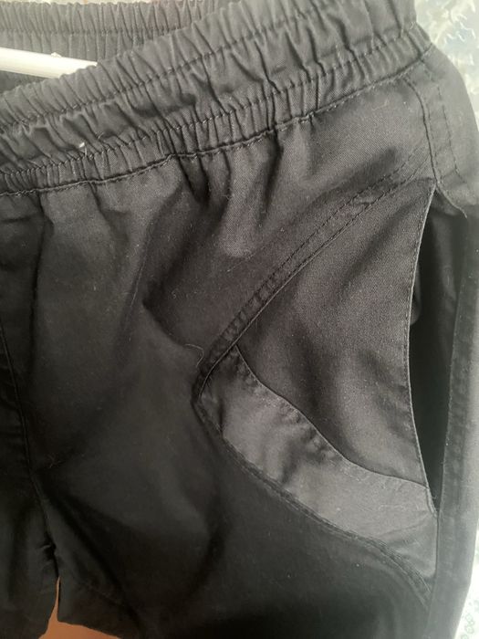 Медична кофта чорного кольру.