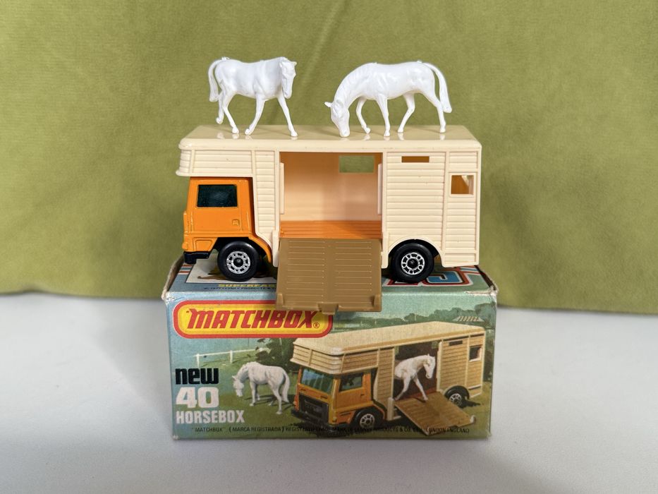 Matchbox Horsebox z końmi