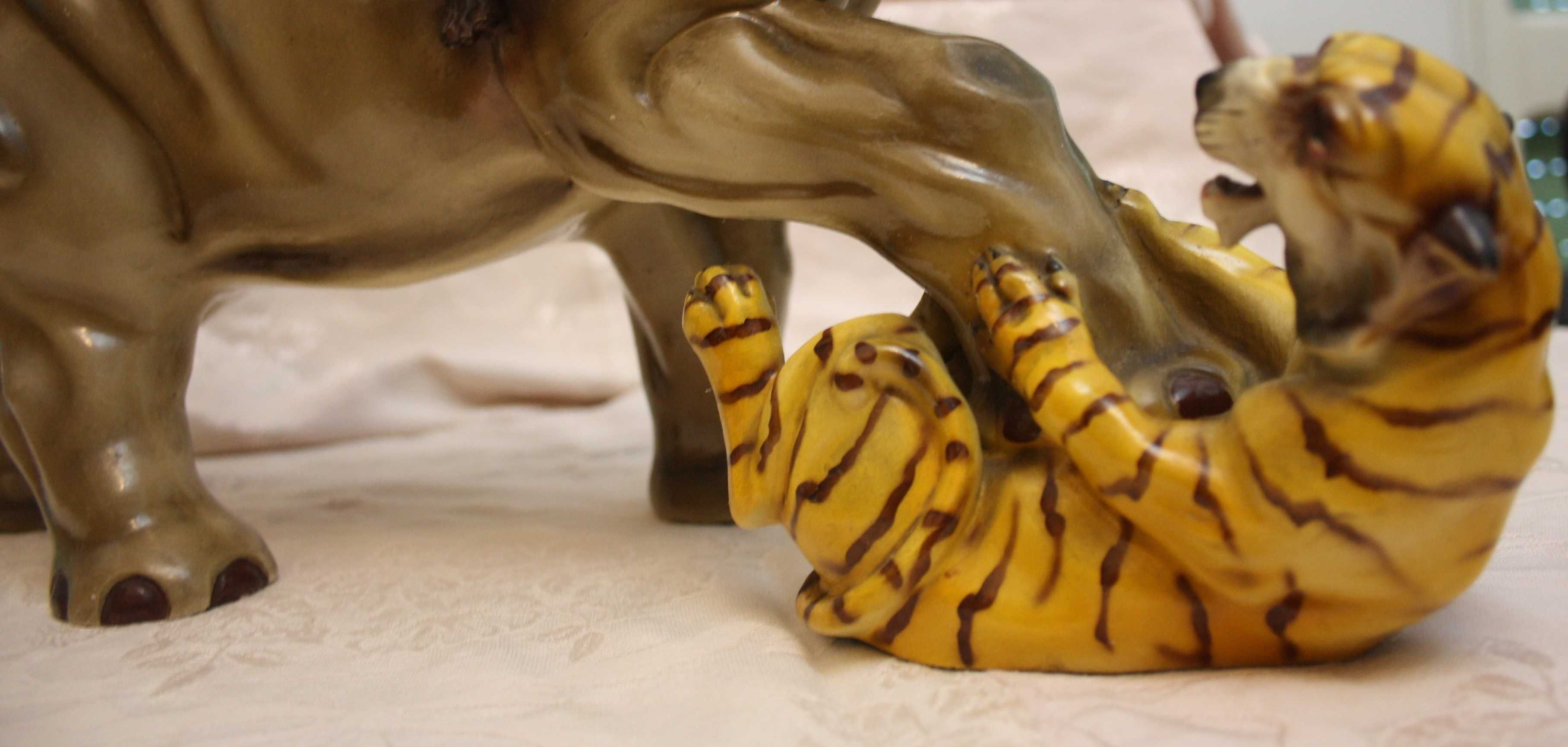 Grande elefante com tigres - Excecional Faiança de Coimbra