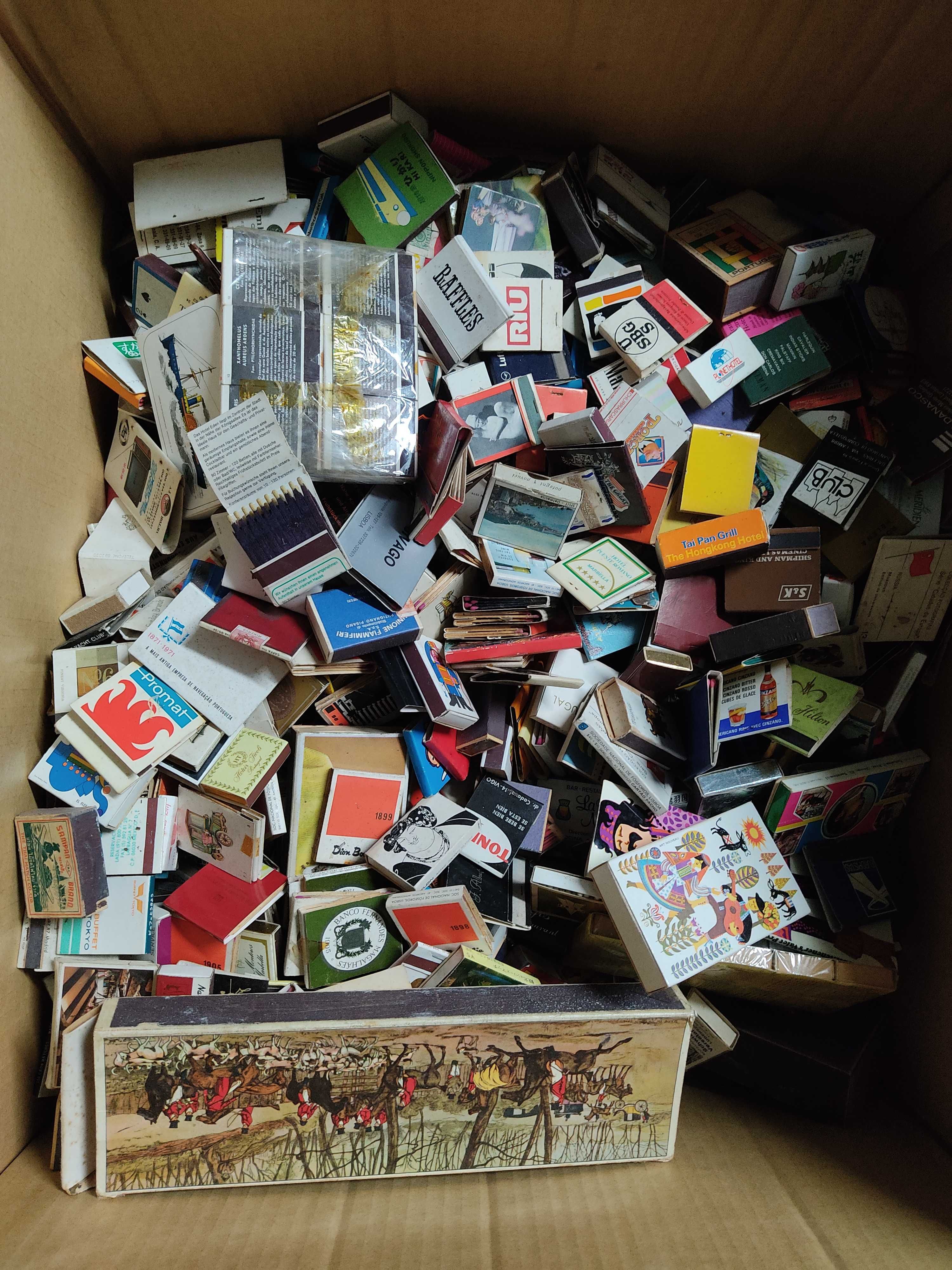 Coleção de centenas de caixas e carteiras de fósforos de vários países