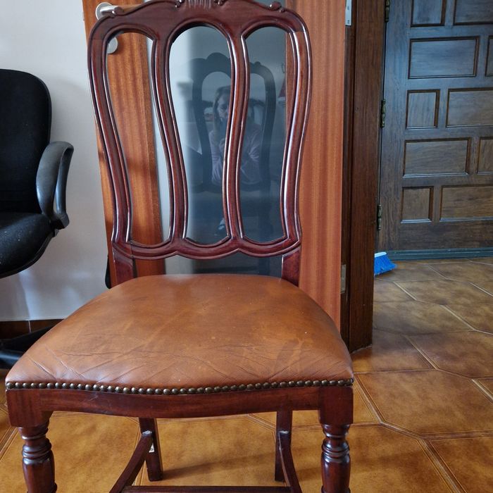 Cadeiras em pele e cerejeira