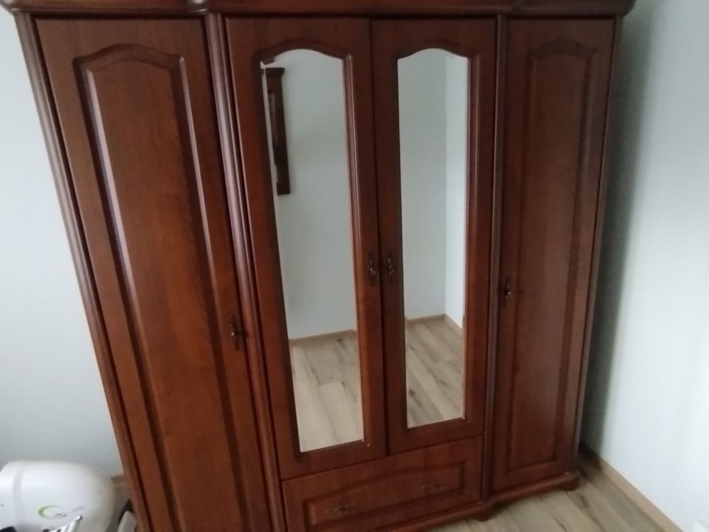 Szafa, lustro, szafka nocna.