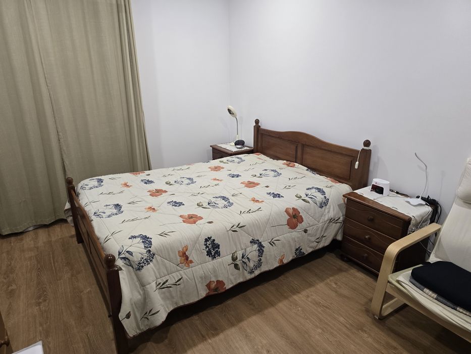 Cama de madeira com 2 mesinhas de cabeceira