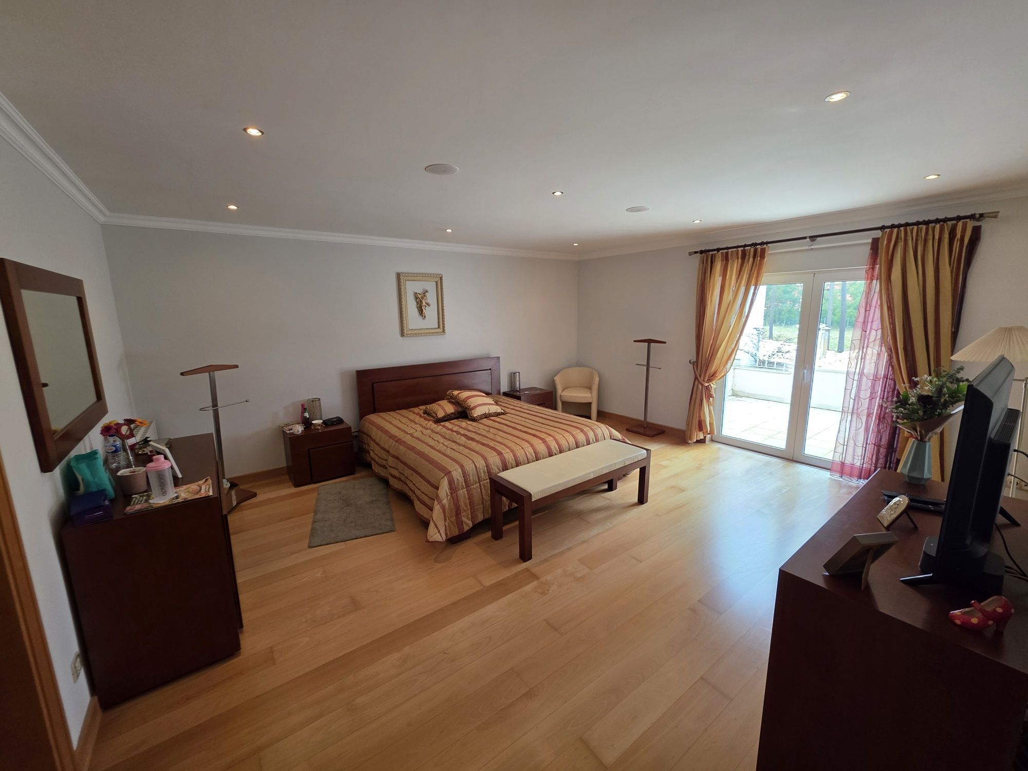 Quarto completo moderno king size em cerejeira massiça