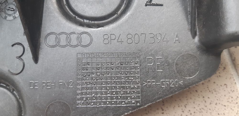 AUDI A3 8P ślizg zderzaka prawy tył