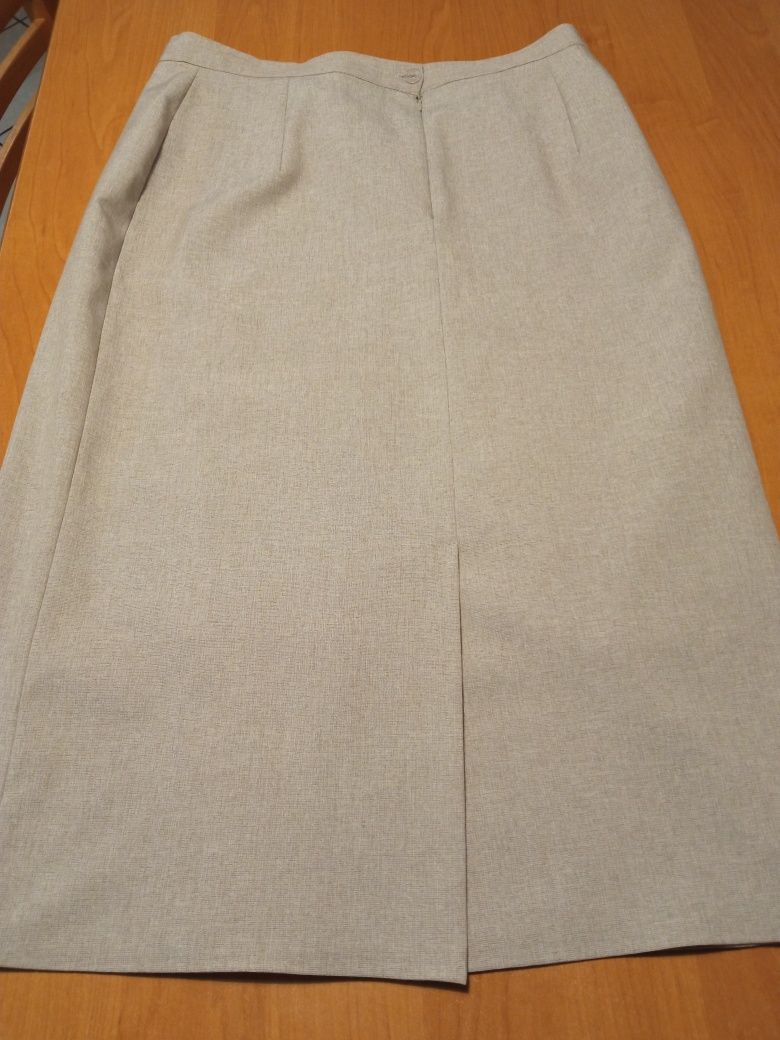 Kremowa spódnica z modnym plisem