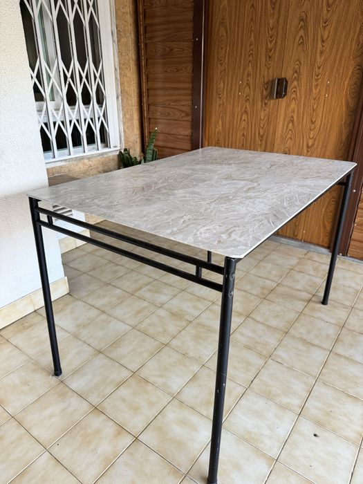 Mesa secretária com pés de ferro e tampo de vidro