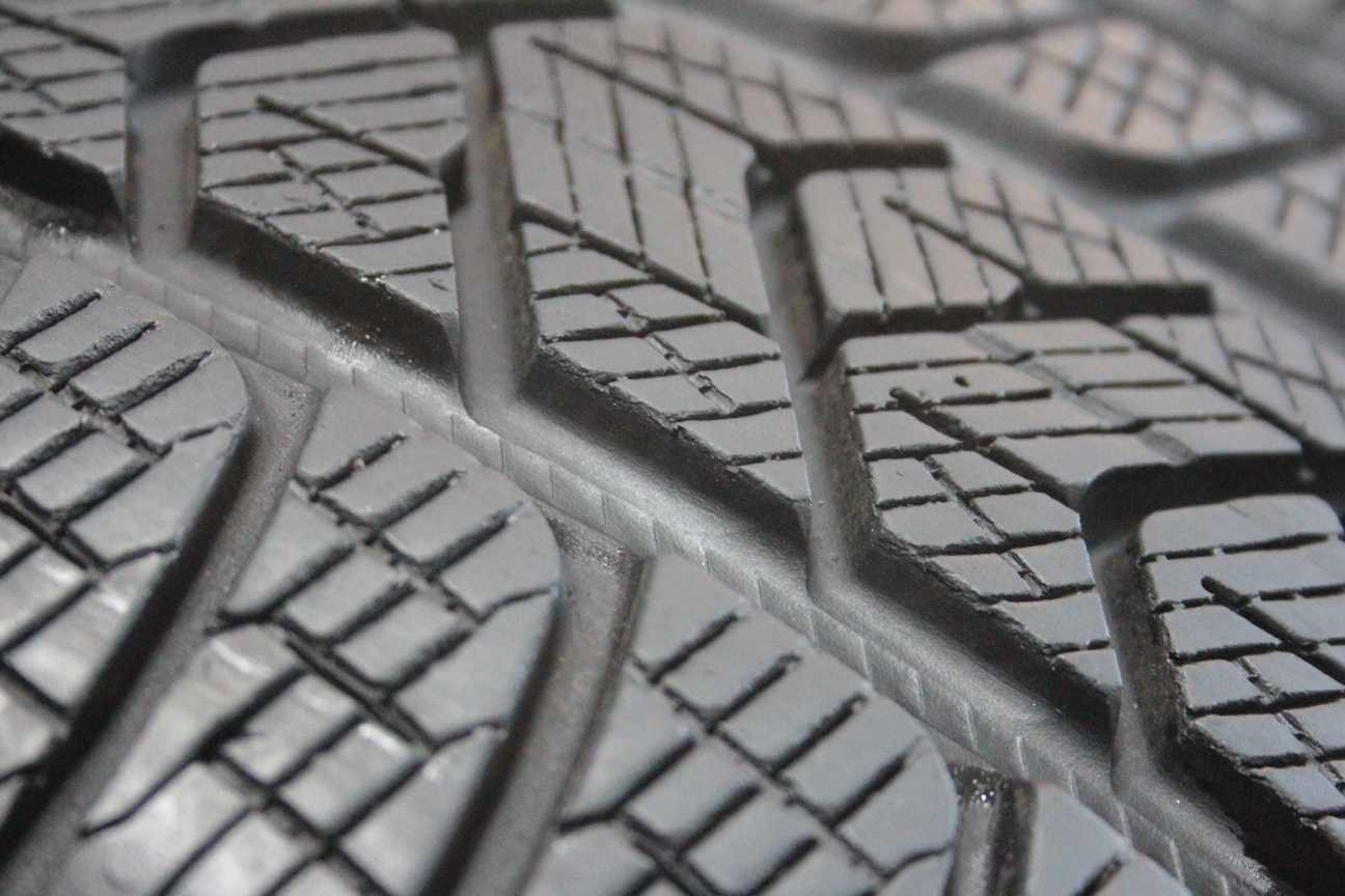 215/65/17 Pirelli Scorpion Winter 215/65 R17 99H 2023r 4x7mm
