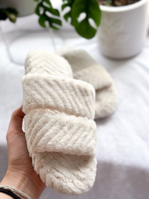 Kapcie bezowe z sztuczym futerkiem rozmiar 36/37