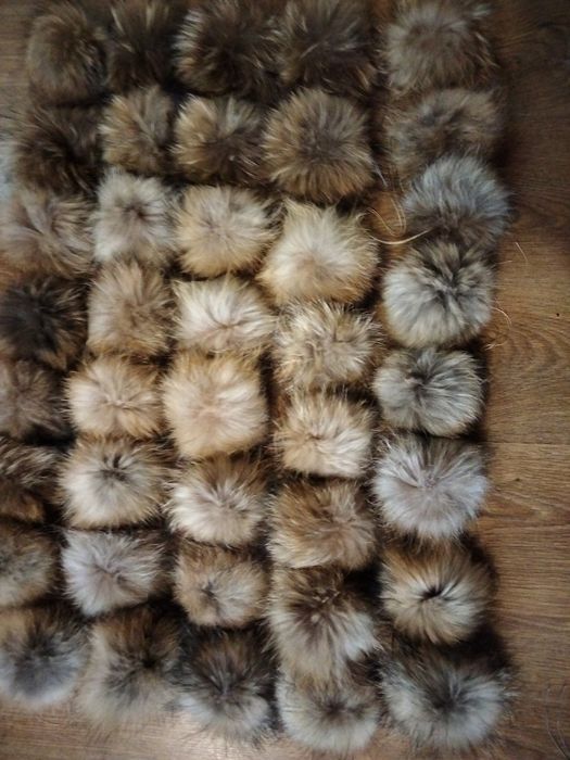 Помпони з хутра єноту песця
