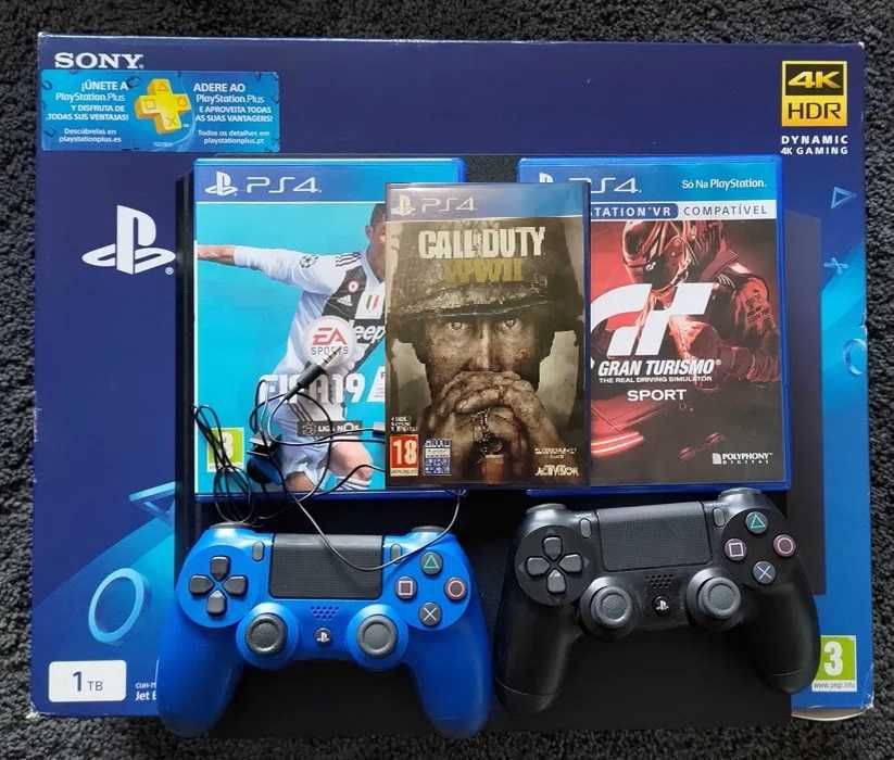 Playstation 4 PRO com 3 jogos e dois comandos