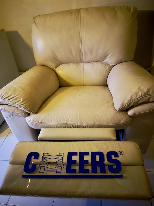 Sofá de couro reclinável Cheers – conforto e estilo para a sua sala!