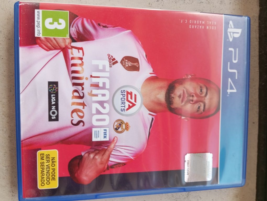 PS4 com comando+FC25,GTA V,FIFA 21 e 20